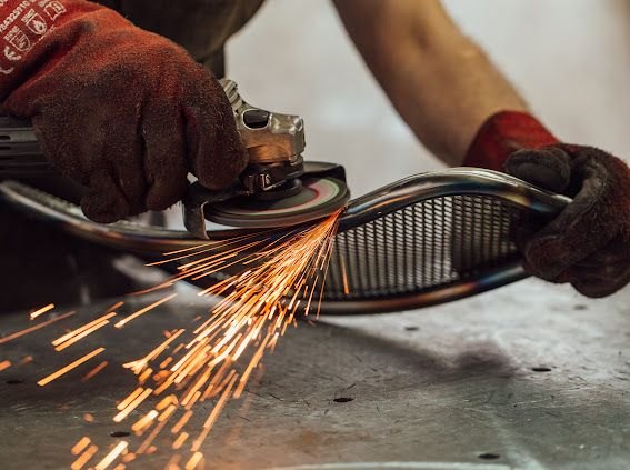 Schmieden und Schleifen der Metallstruktur