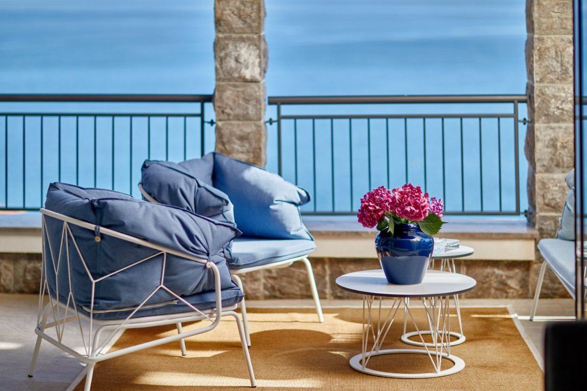 Hotelterrasse mit Seeblick