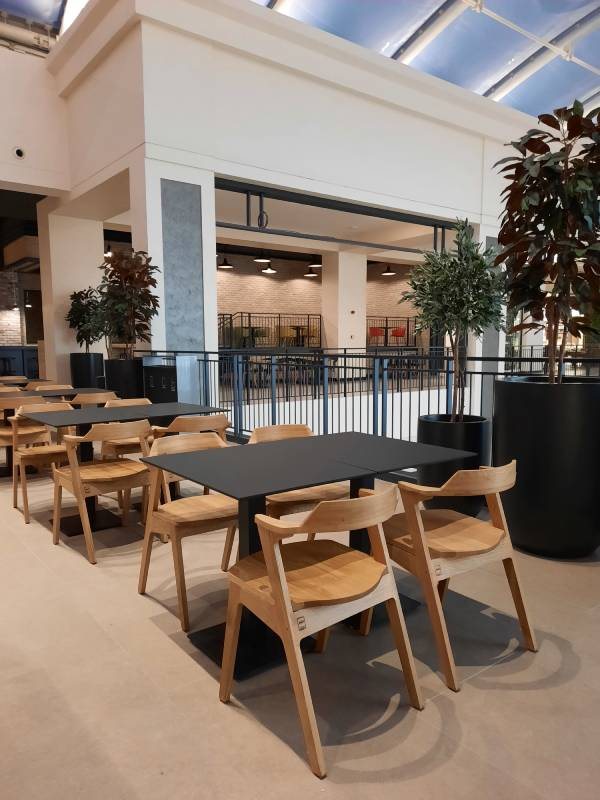 Gastronomie-Interieur mit ART72 Möbeln
