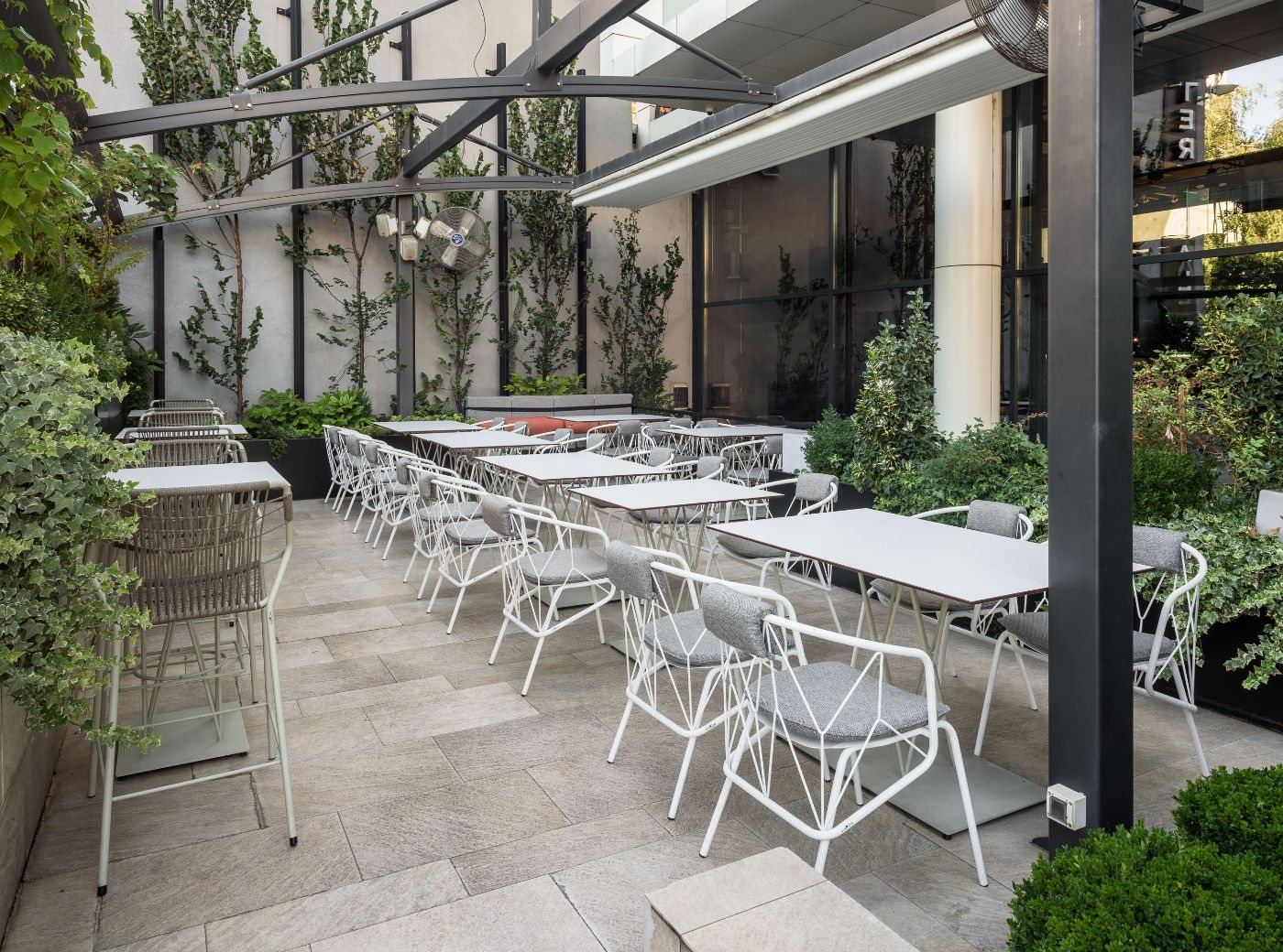 Restaurant-Terrasse mit ART72 Designmöbeln